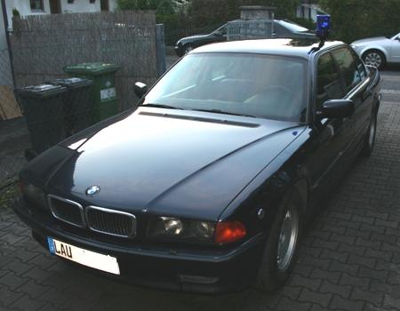 Sonderschutzfahrzeug BMW 750 blau o Minenschutz web